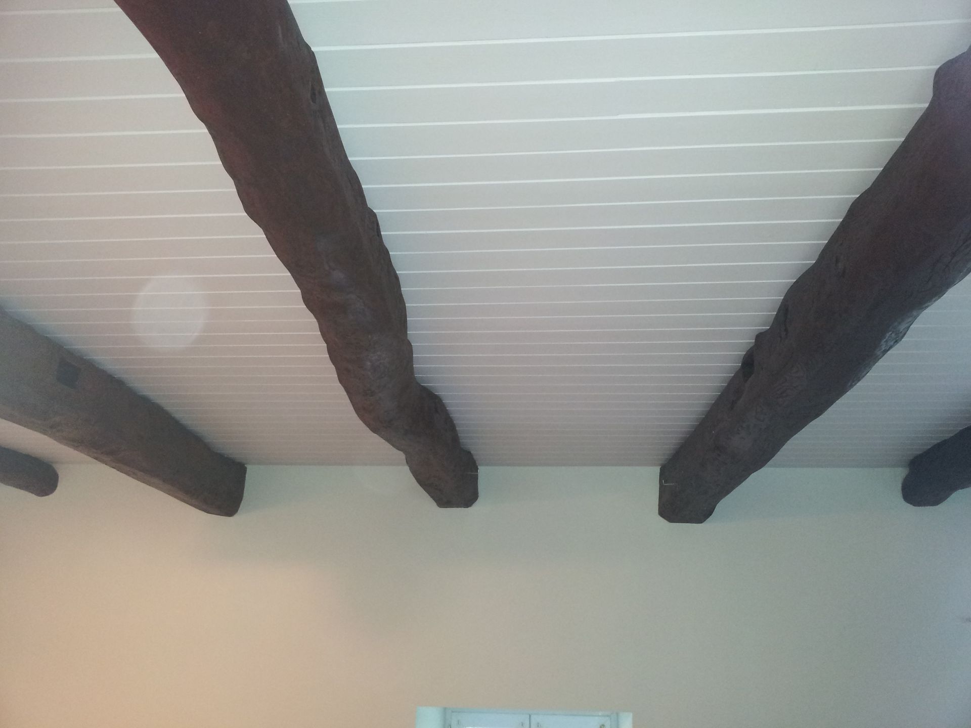 Plafond avec poutres en chêne avec peinture