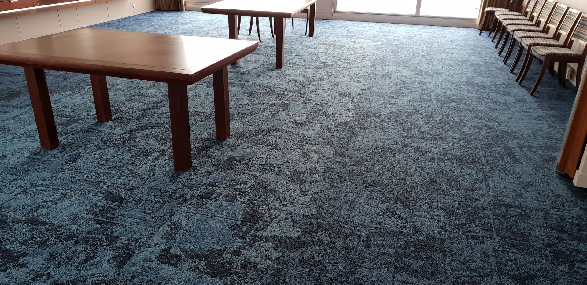 Dalle de moquette dans une salle de réunion