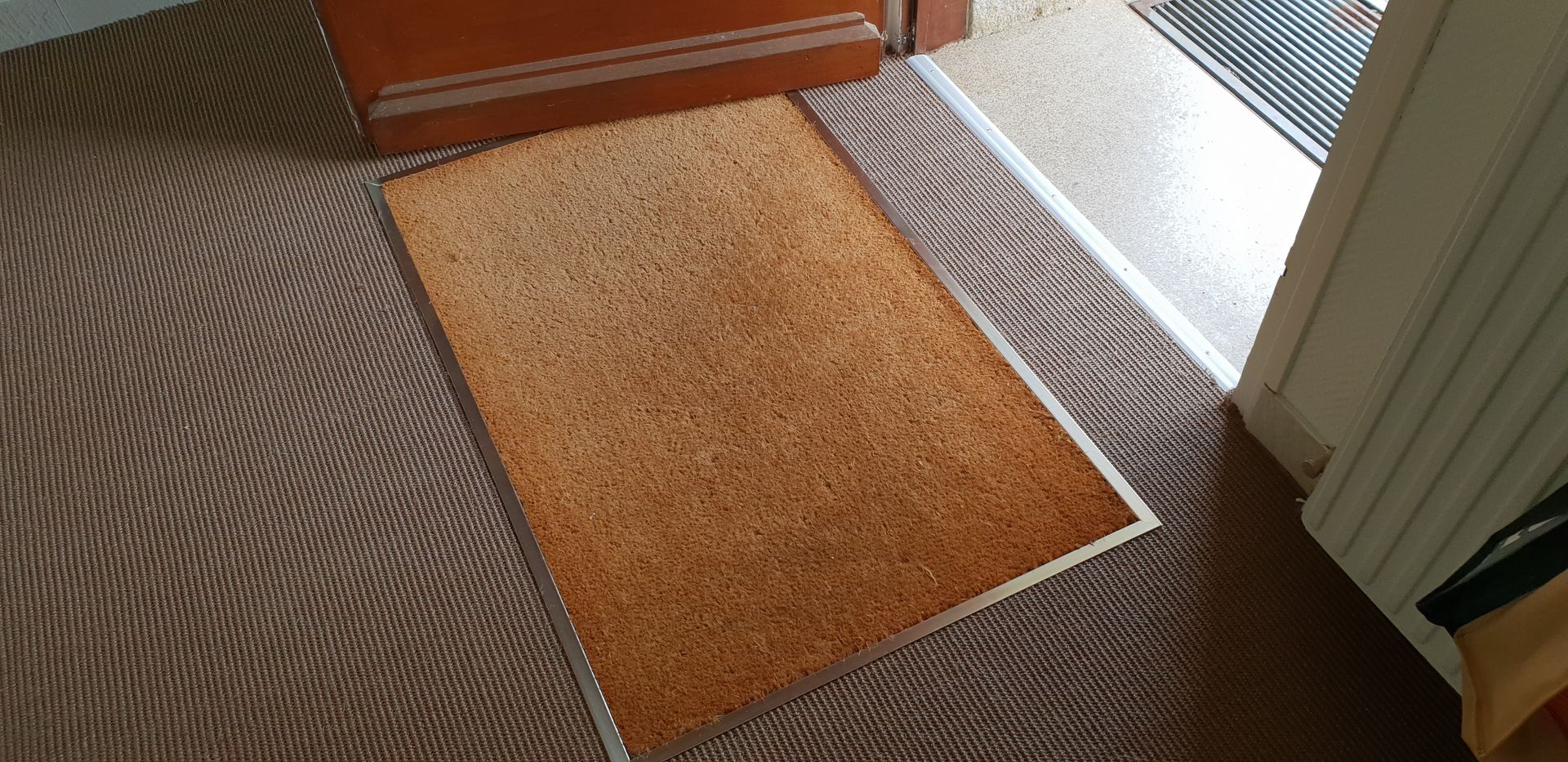 Pose d'un tapis brosse