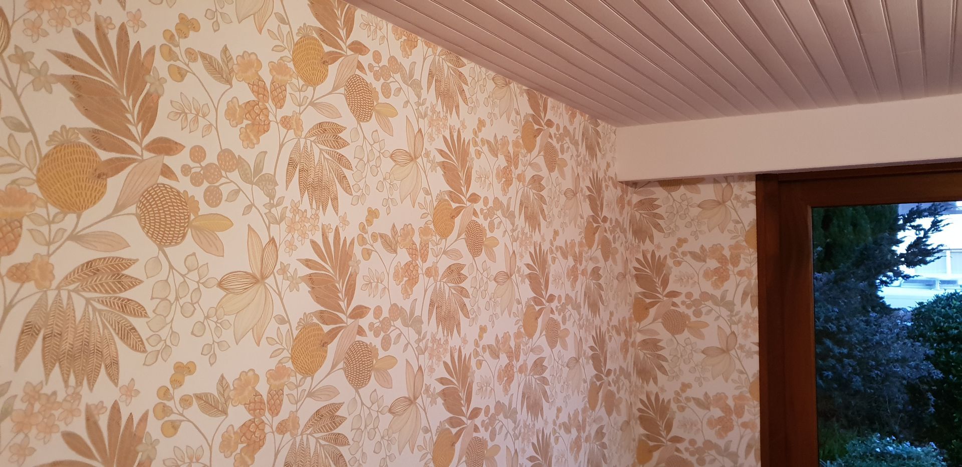 Peinture de lambris et papier peint