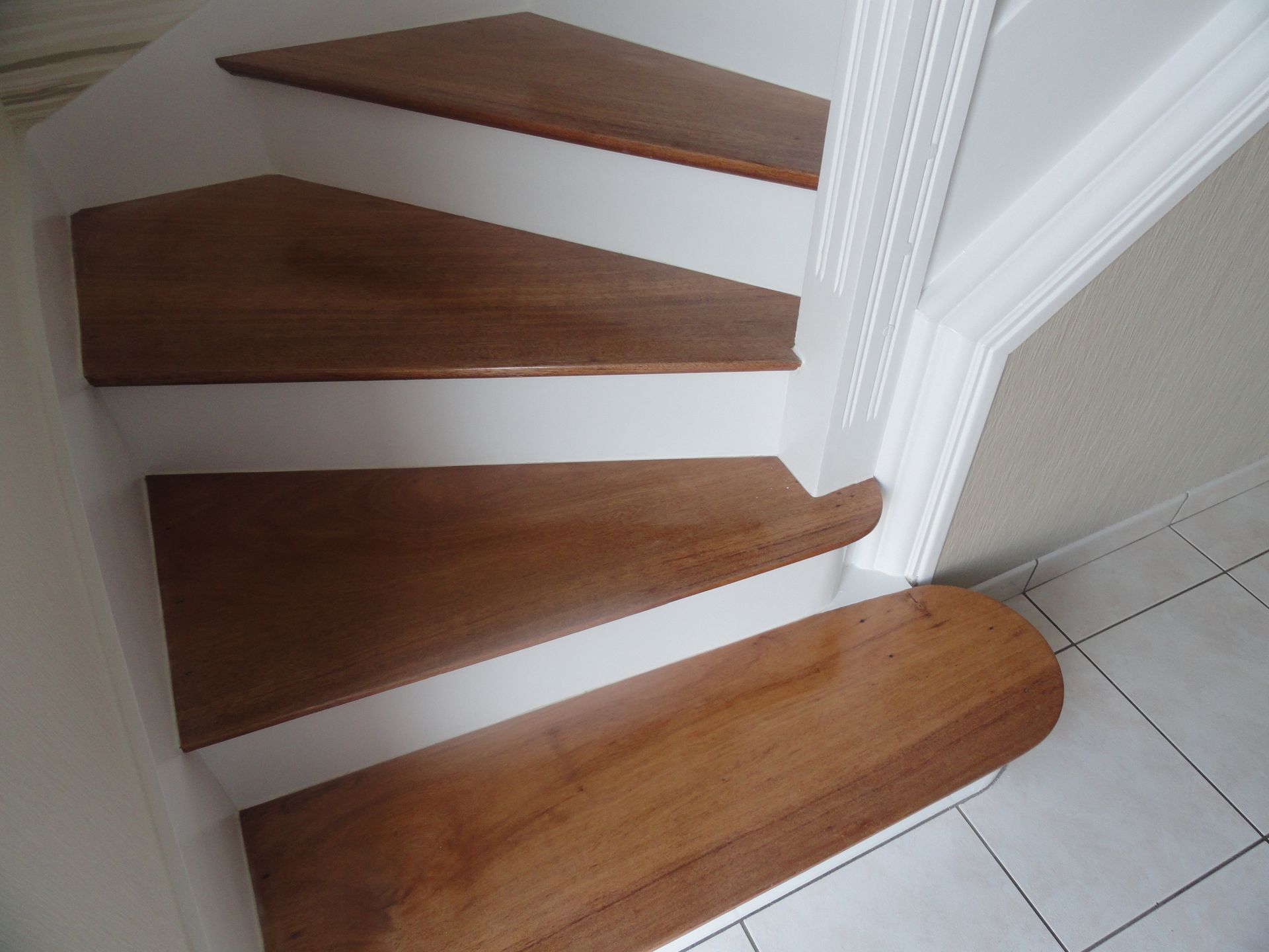 Ponçage et vitrification d'un escalier