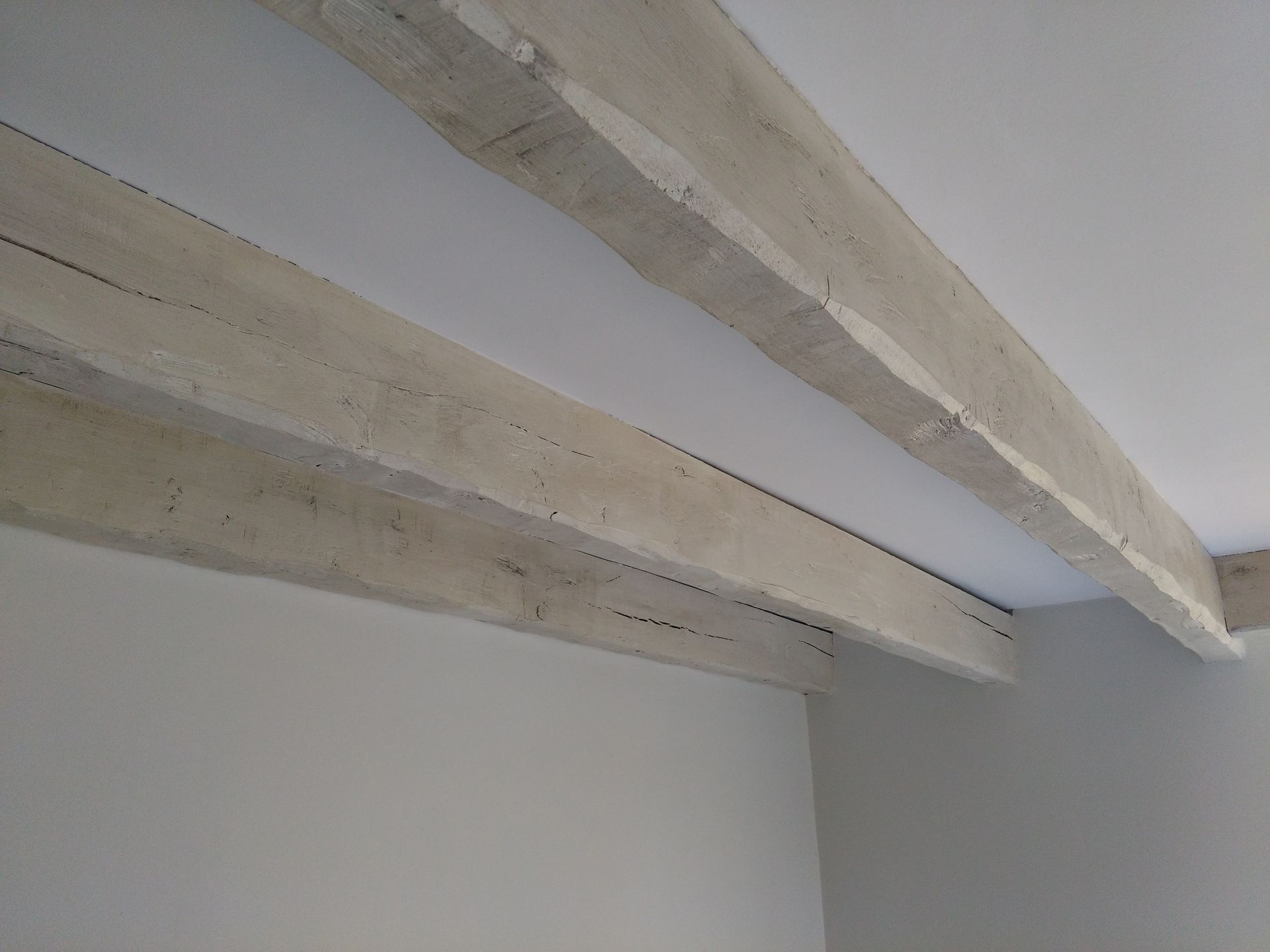 Poutres teintées et cirées