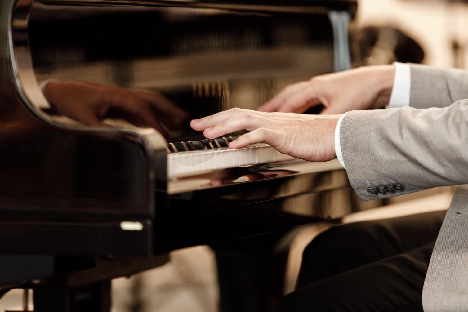 Manos tocando un piano en primer plano