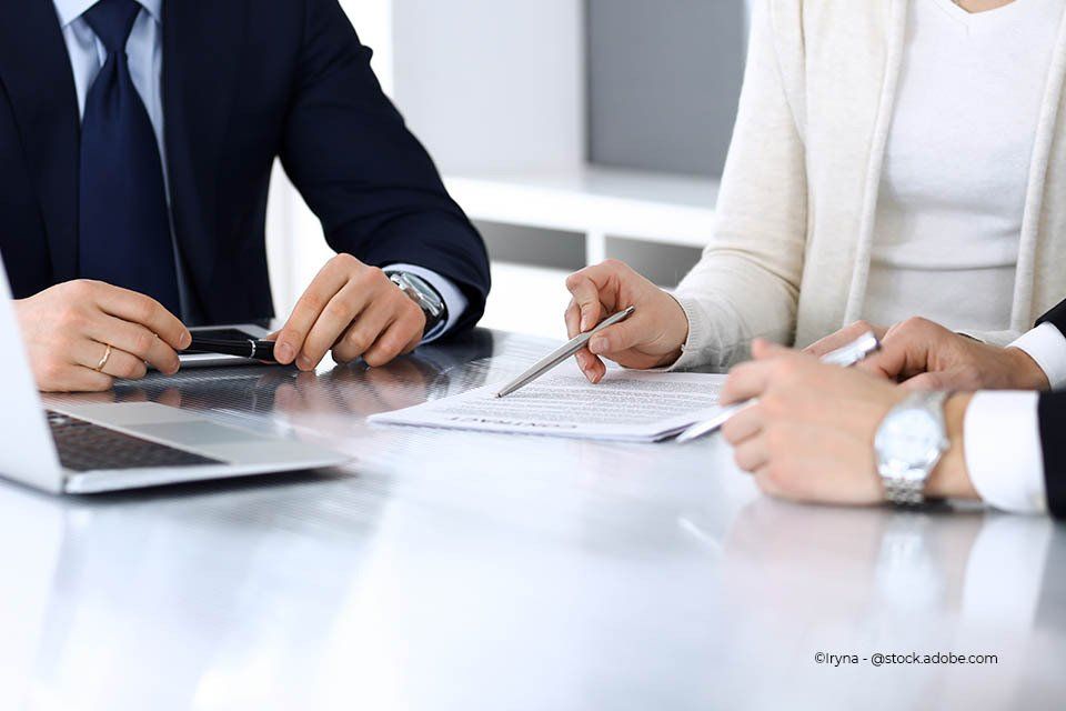 Drei Personen beraten am Tisch