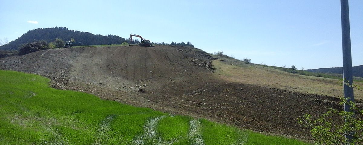 Travaux de terrassement dans un champ en vue d'une construction