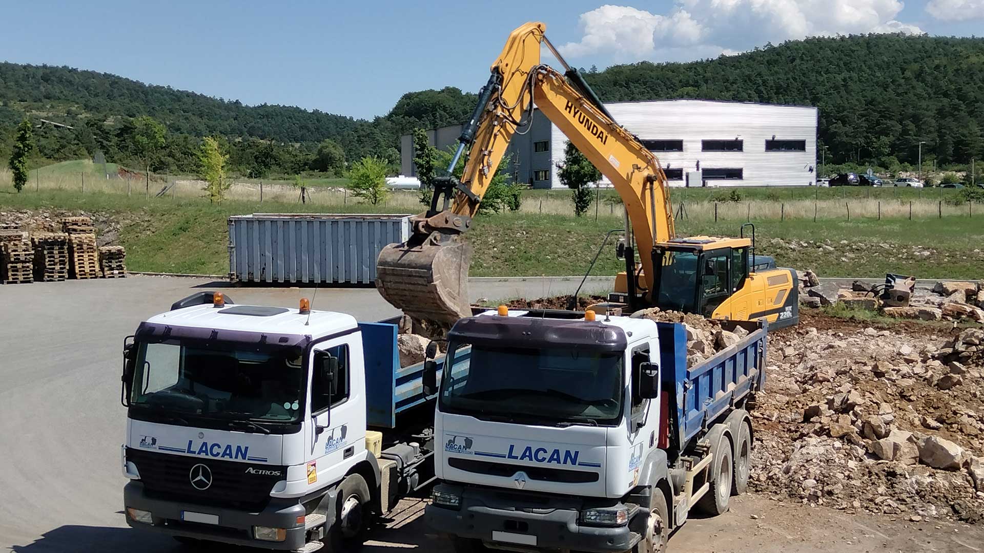 Camions estampillés Lacan TP et tractopelle