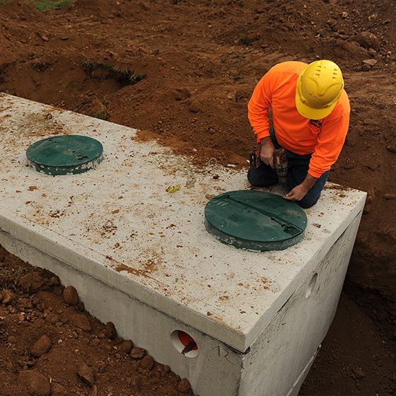 Installation d'une fosse septique par un professionnel qualifié
