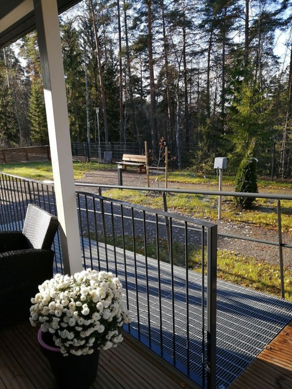 Serafiinakodin pihalla on katettu terassi