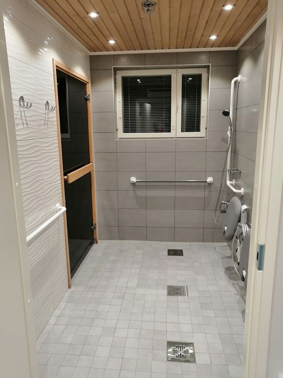 Serafiinakodin suihku- ja saunatilat