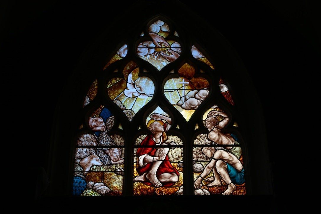 Vitrail avec symbole divin