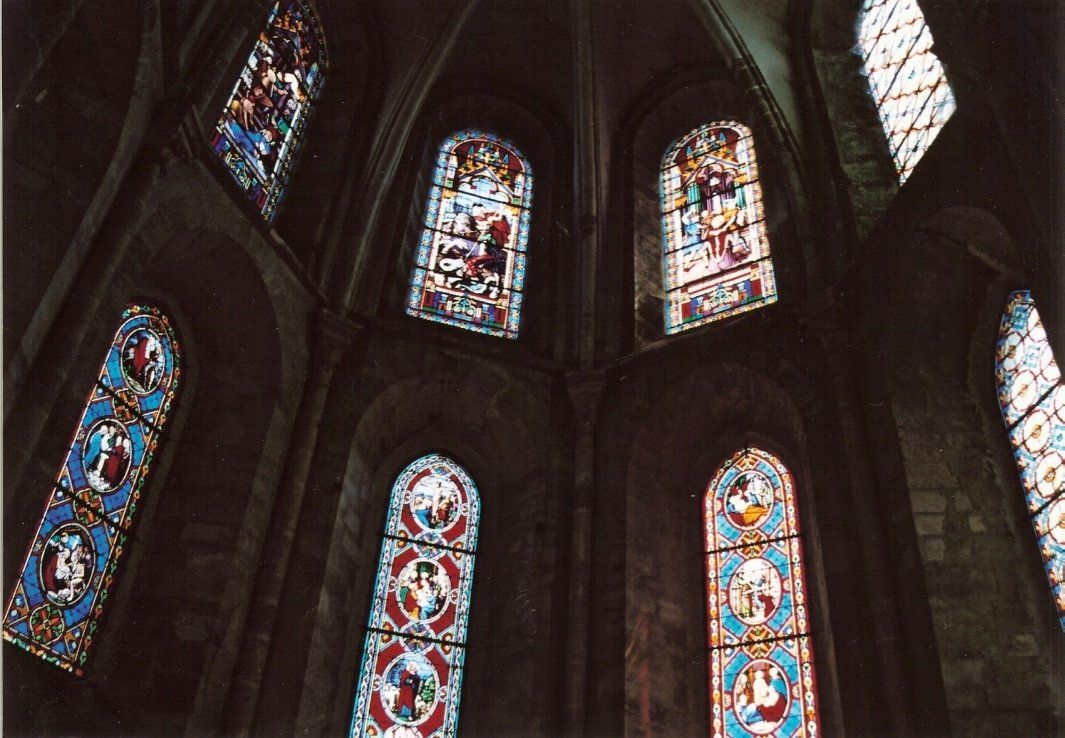 Vitrail de Saint-Michel en place dans l'église