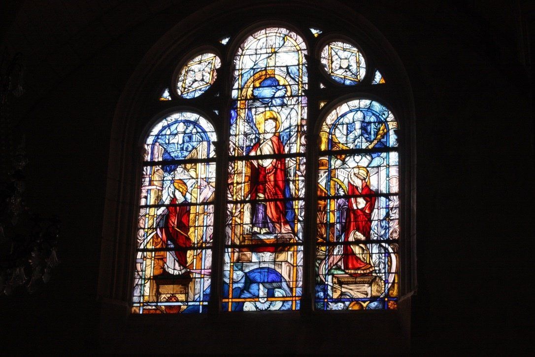 Grand vitrail réligieux
