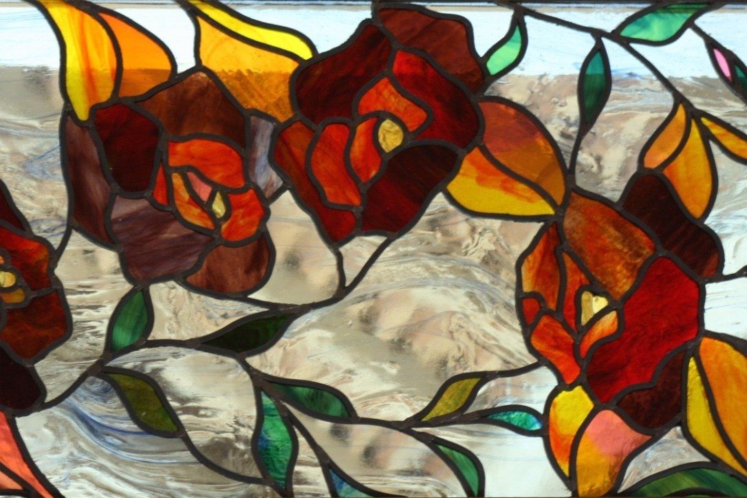 Vitrail avec fleurs rouges et oranges