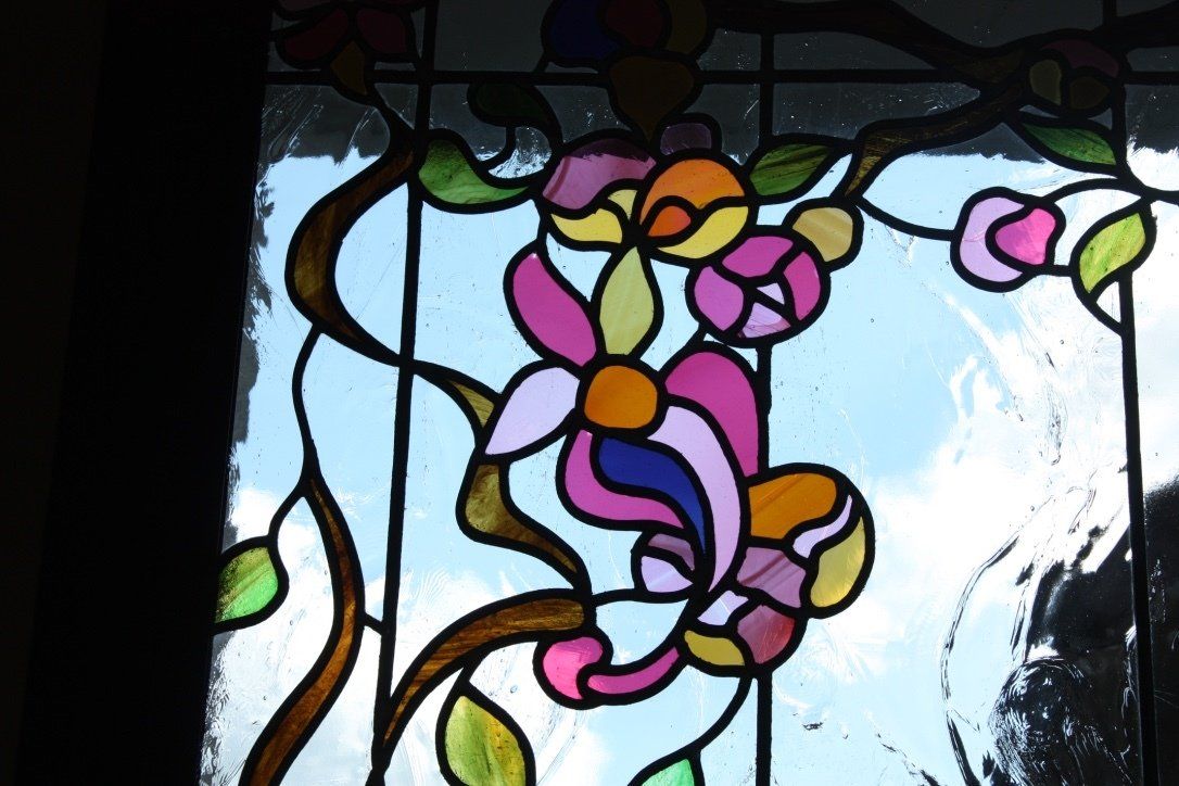 Vitrail avec fleurs bleues et rouges