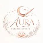Logotipo del estudio est&eacute;tico AURA con luna creciente, corona floral y loto en suaves tonos beige.