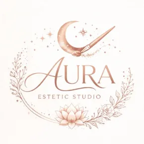 Logotipo del estudio est&eacute;tico AURA con luna creciente, corona floral y loto en suaves tonos beige.