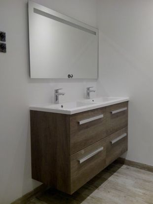 Deux vasques de salle de bains.