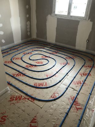 Un chauffage au sol installé.