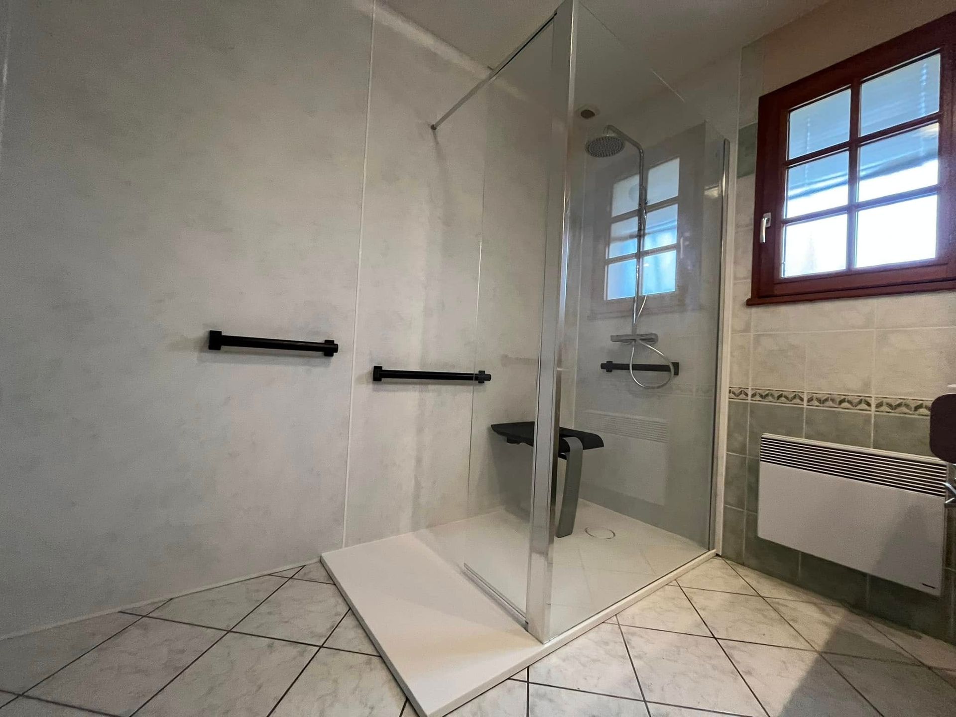 Une salle de bains carrelée.