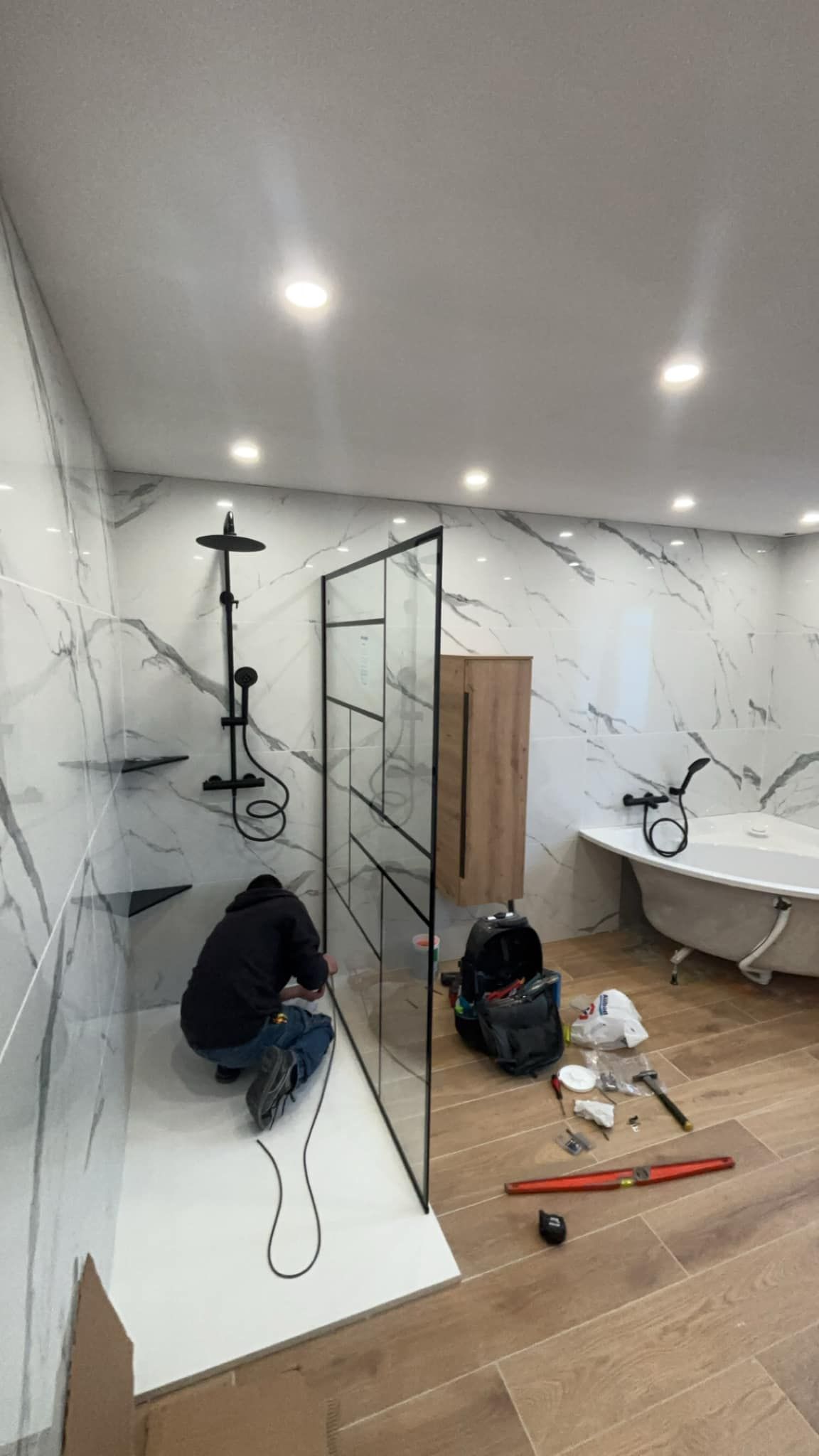 Une salle de bains en marbre.