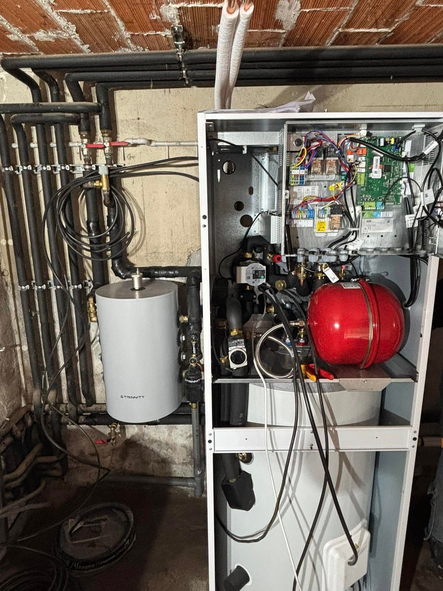 Un système de plomberie dans un garage d'une maison.