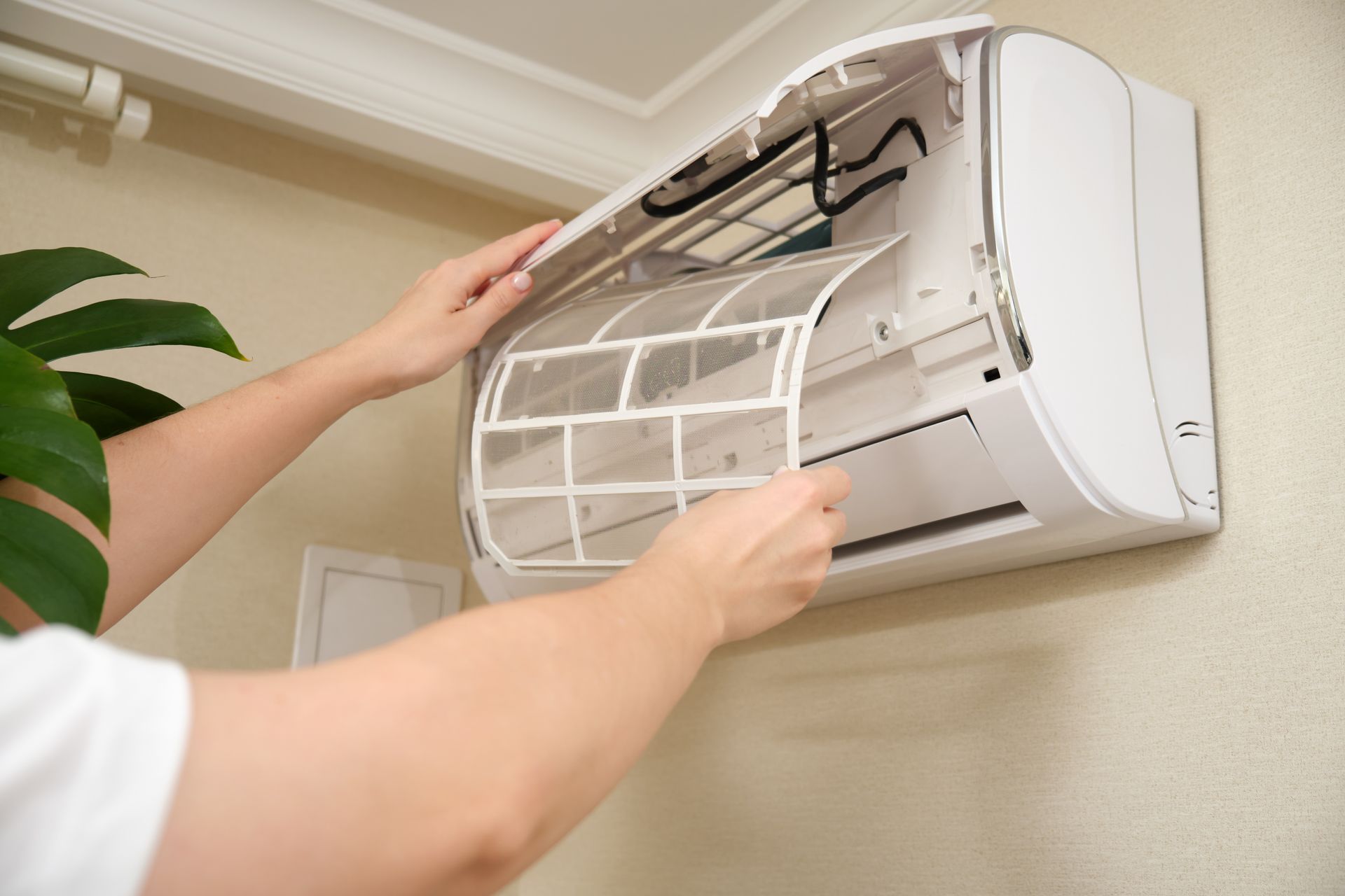 Une personne installant une climatisation.
