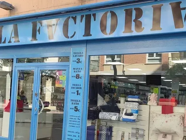 Un escaparate con un cartel azul que dice