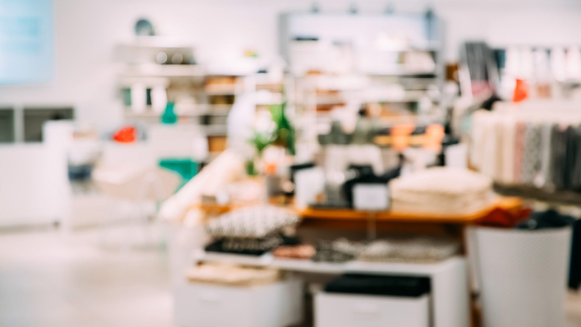 Una imagen borrosa de una farmacia con muchos productos en exhibición.