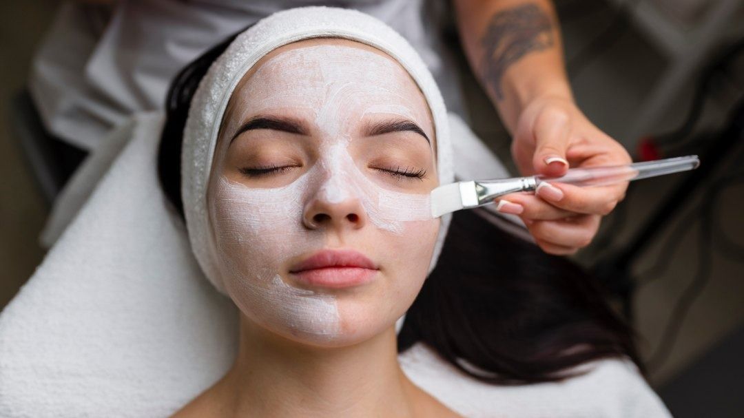 Una mujer está recibiendo un tratamiento facial en un spa.
