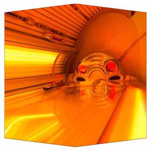 Una cama de bronceado con muchas luces.