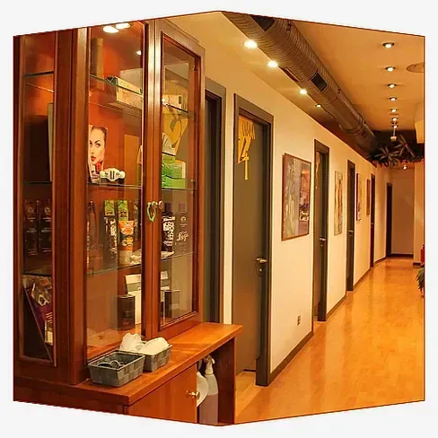 Un largo pasillo con una vitrina en el medio.