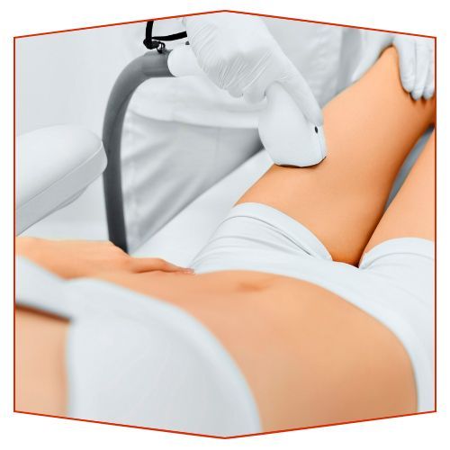 Una cama bronceadora blanca está situada frente a una ventana.