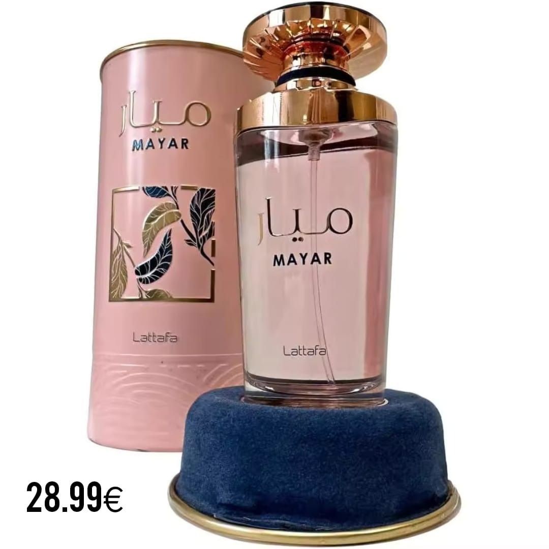 Una botella de perfume mayar reposa sobre un cojín azul.
