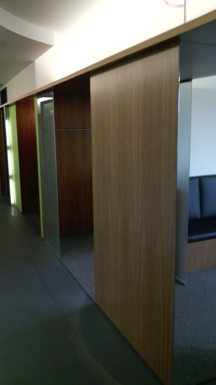 Ein Flur mit Holzwänden und Glasschiebetüren