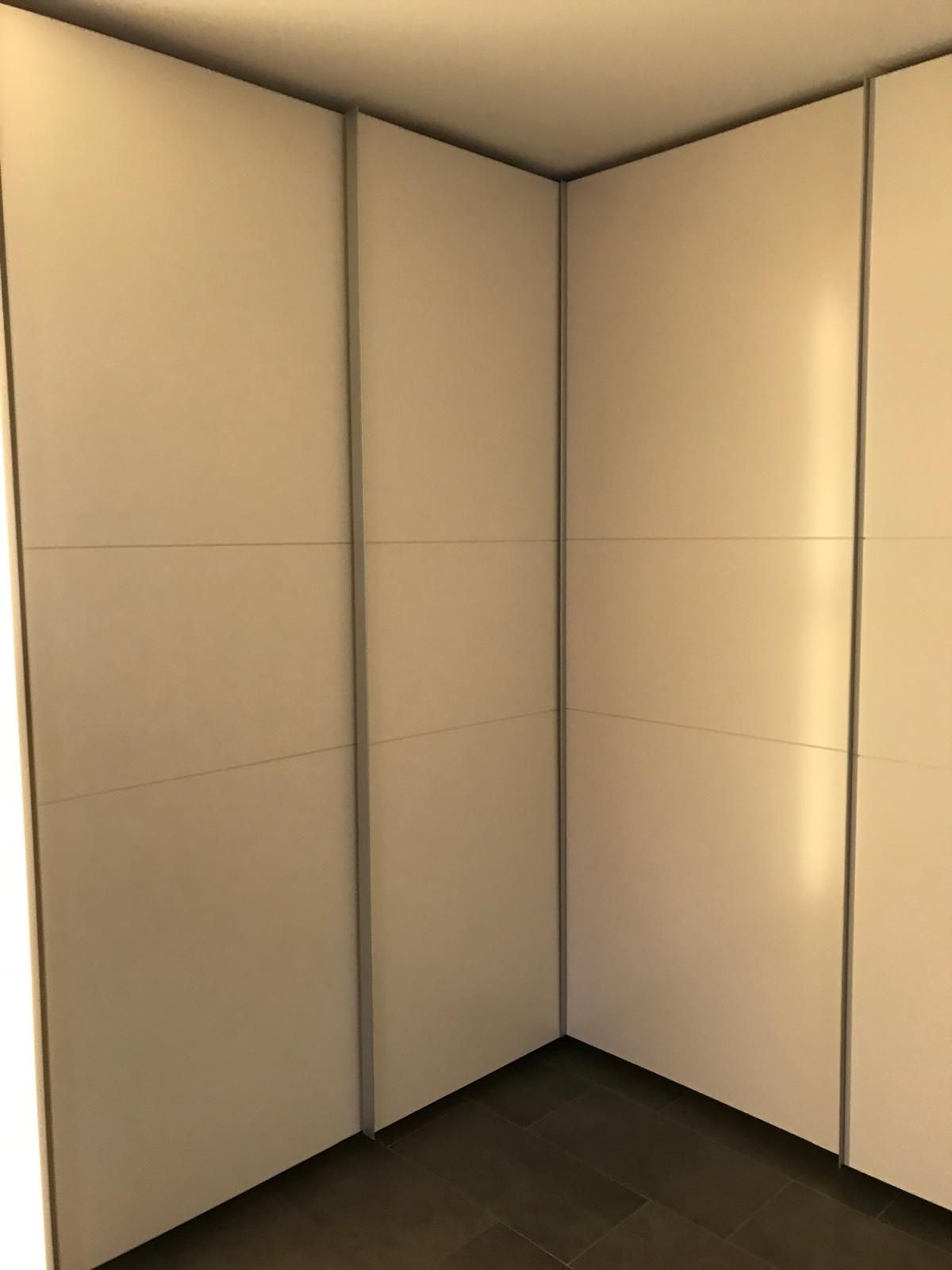 Eine Zimmerecke mit vielen weißen Wänden