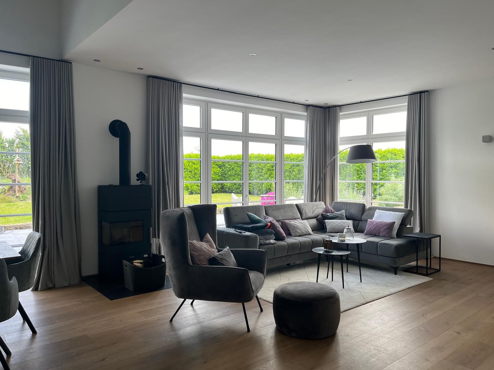 Ein Wohnzimmer voller Möbel und einem Kamin.