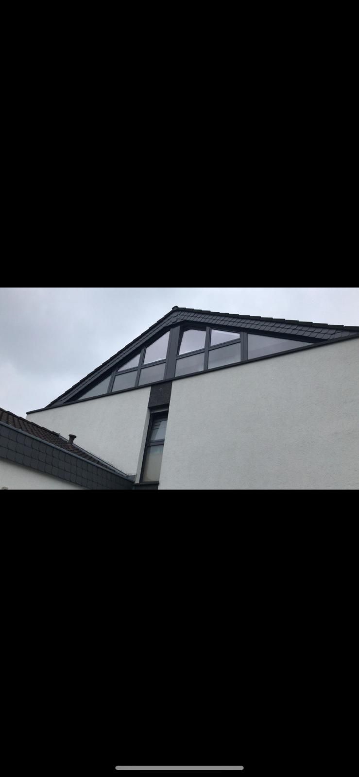 Ein Gebäude mit einem Dach mit vielen Fenstern.