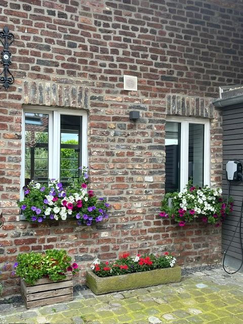 Ein Backsteingebäude mit Blumen in den Blumenkästen
