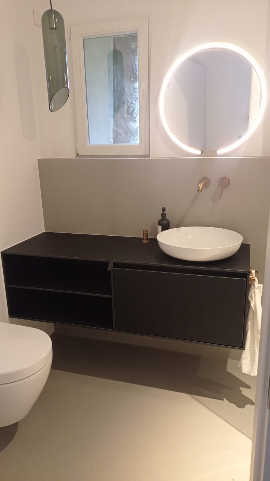 Ein Badezimmer mit Waschbecken, Toilette und Spiegel.