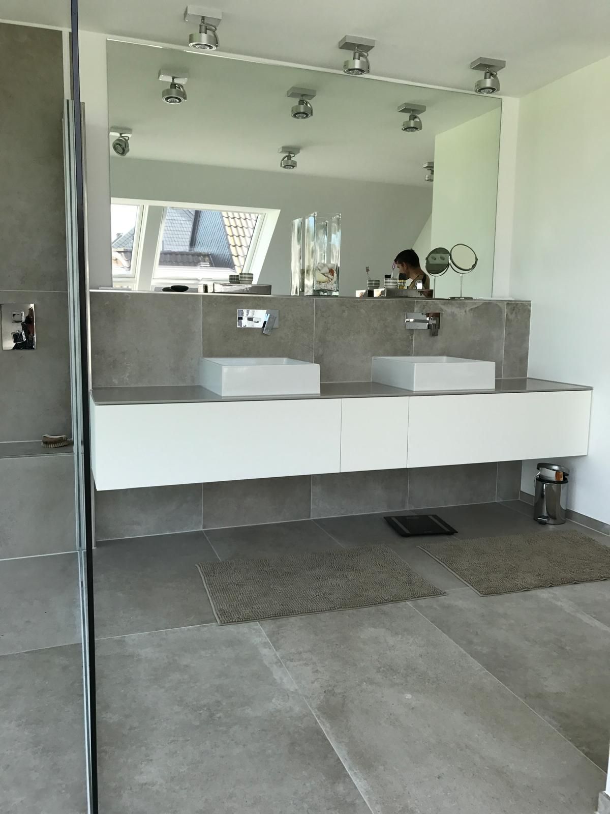 Ein Badezimmer mit zwei Waschbecken und einem großen Spiegel