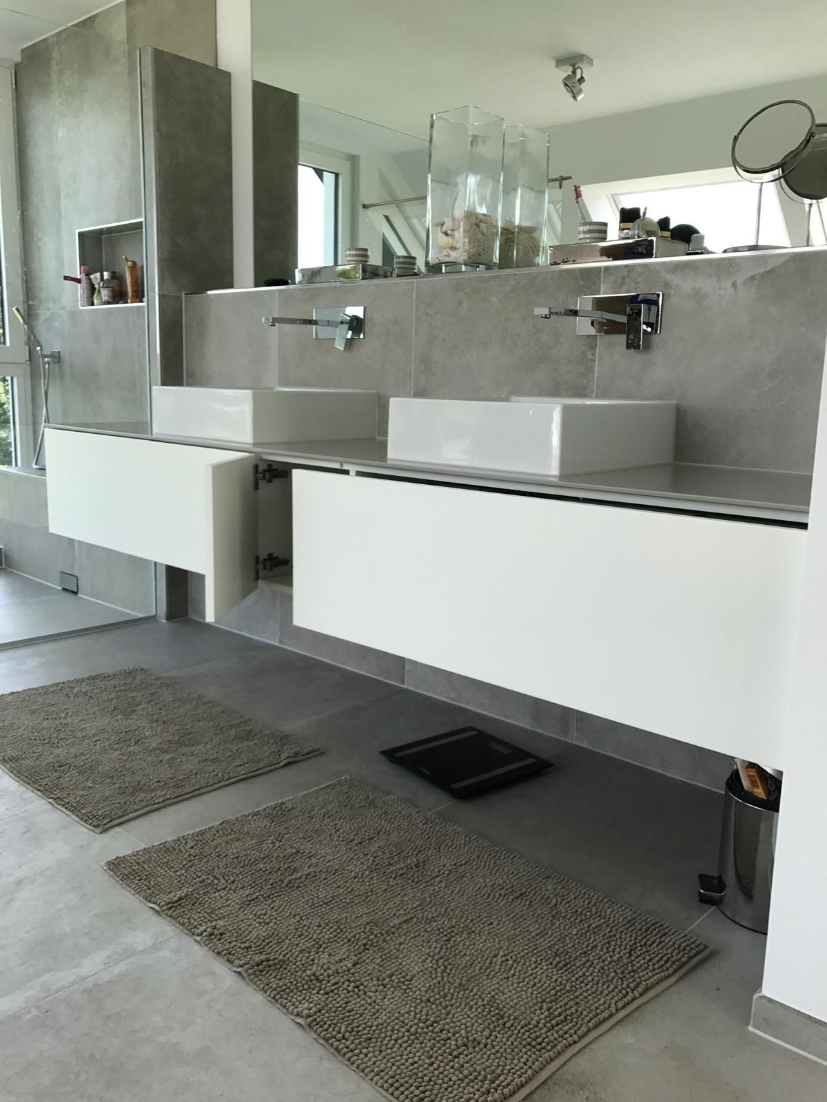 Ein Badezimmer mit zwei Waschbecken und einem großen Spiegel.