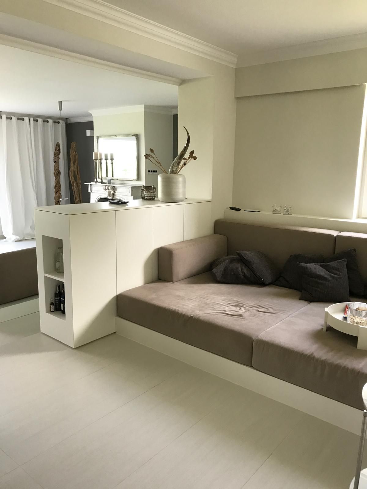 Ein Wohnzimmer mit einer Couch und einem Tisch darin.