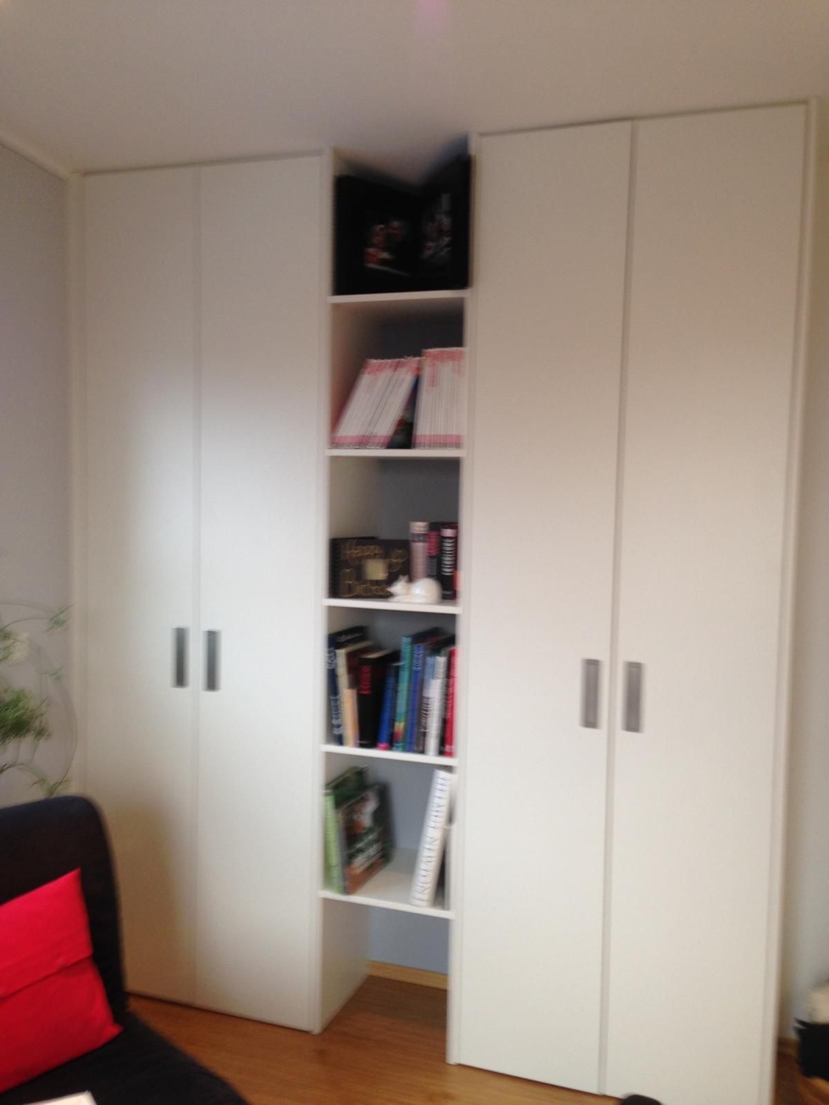 Ein Wohnzimmer mit Bücherregal und Couch