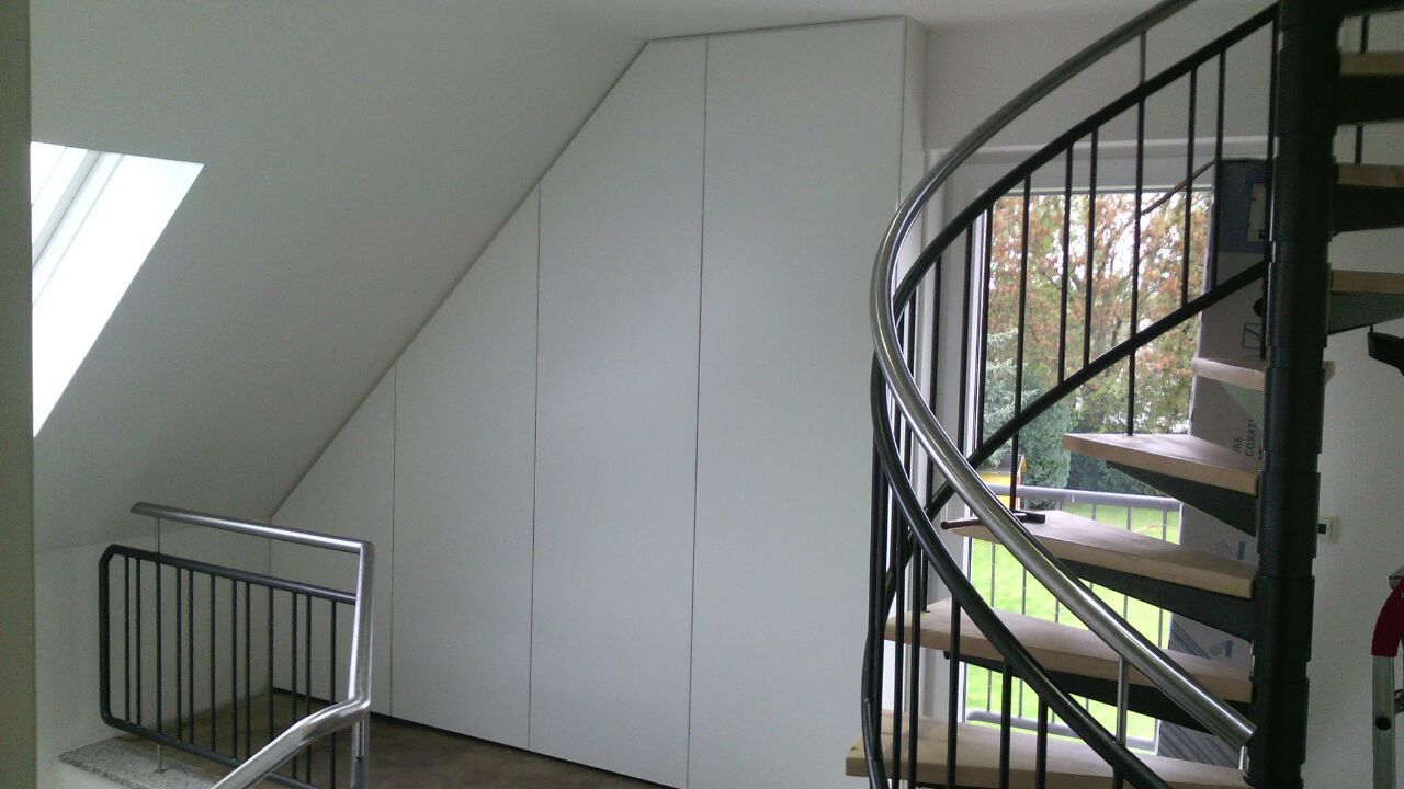 Ein Raum mit einer Wendeltreppe und einem Fenster