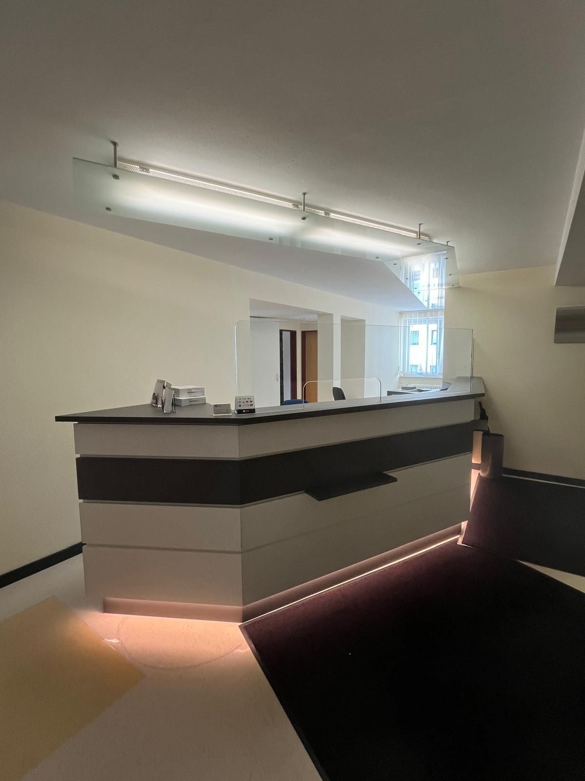 Eine Rezeption in einem Raum mit Licht darauf
