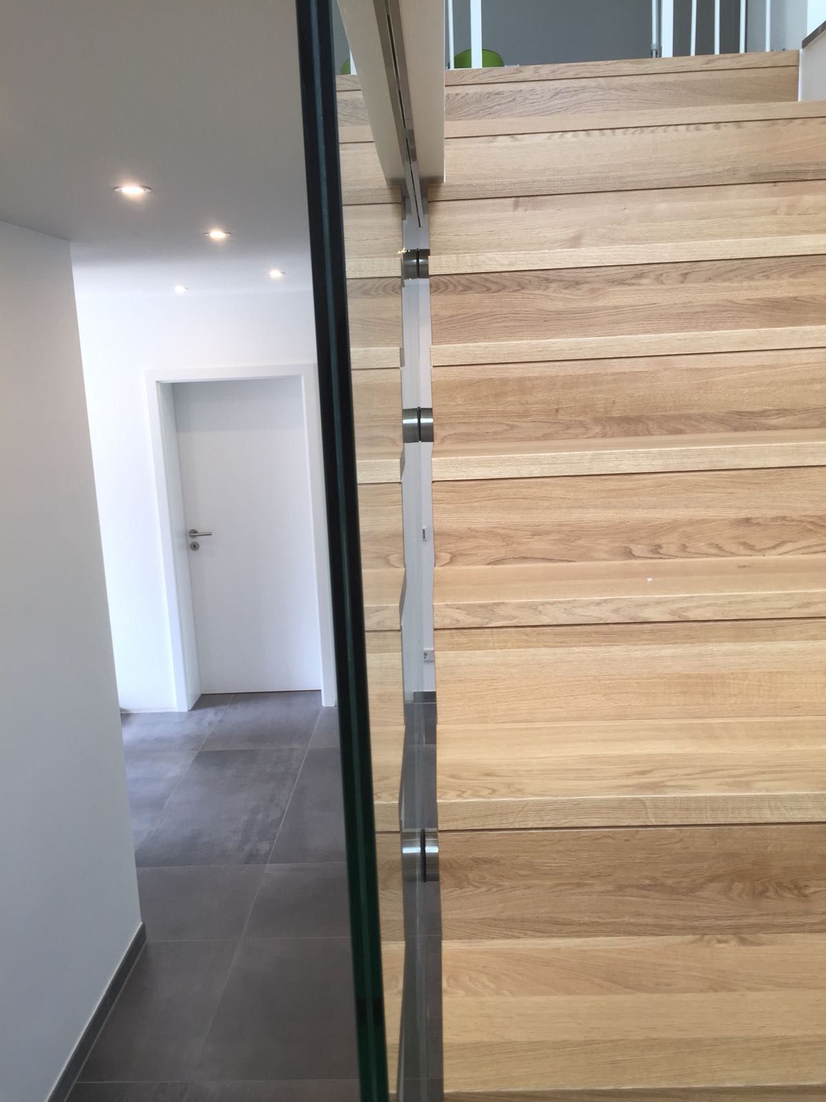 Eine Holztreppe, die in den zweiten Stock eines Hauses führt.