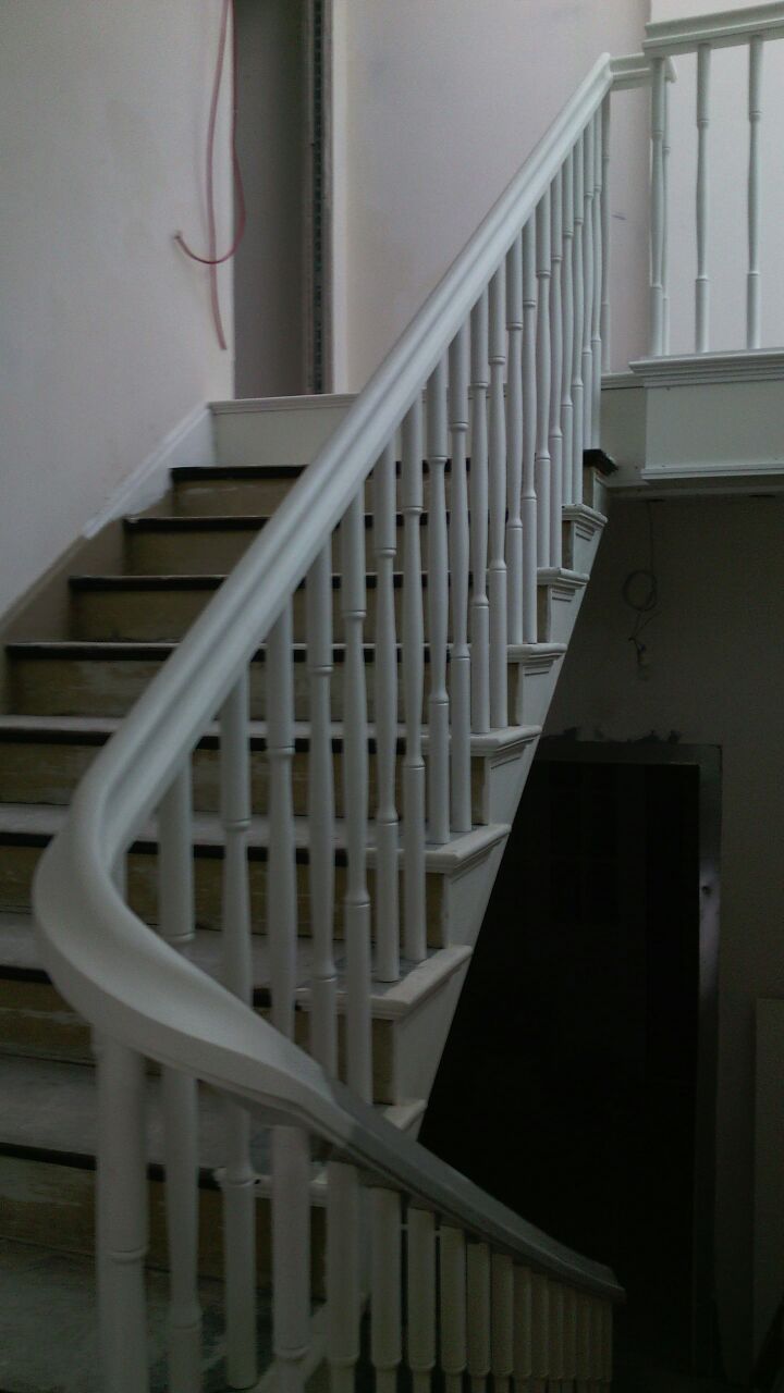 Ein weißes Geländer an einer Treppe in einem Gebäude