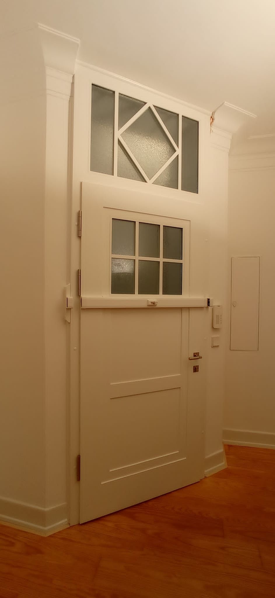 Eine weiße Tür mit einem Fenster darüber