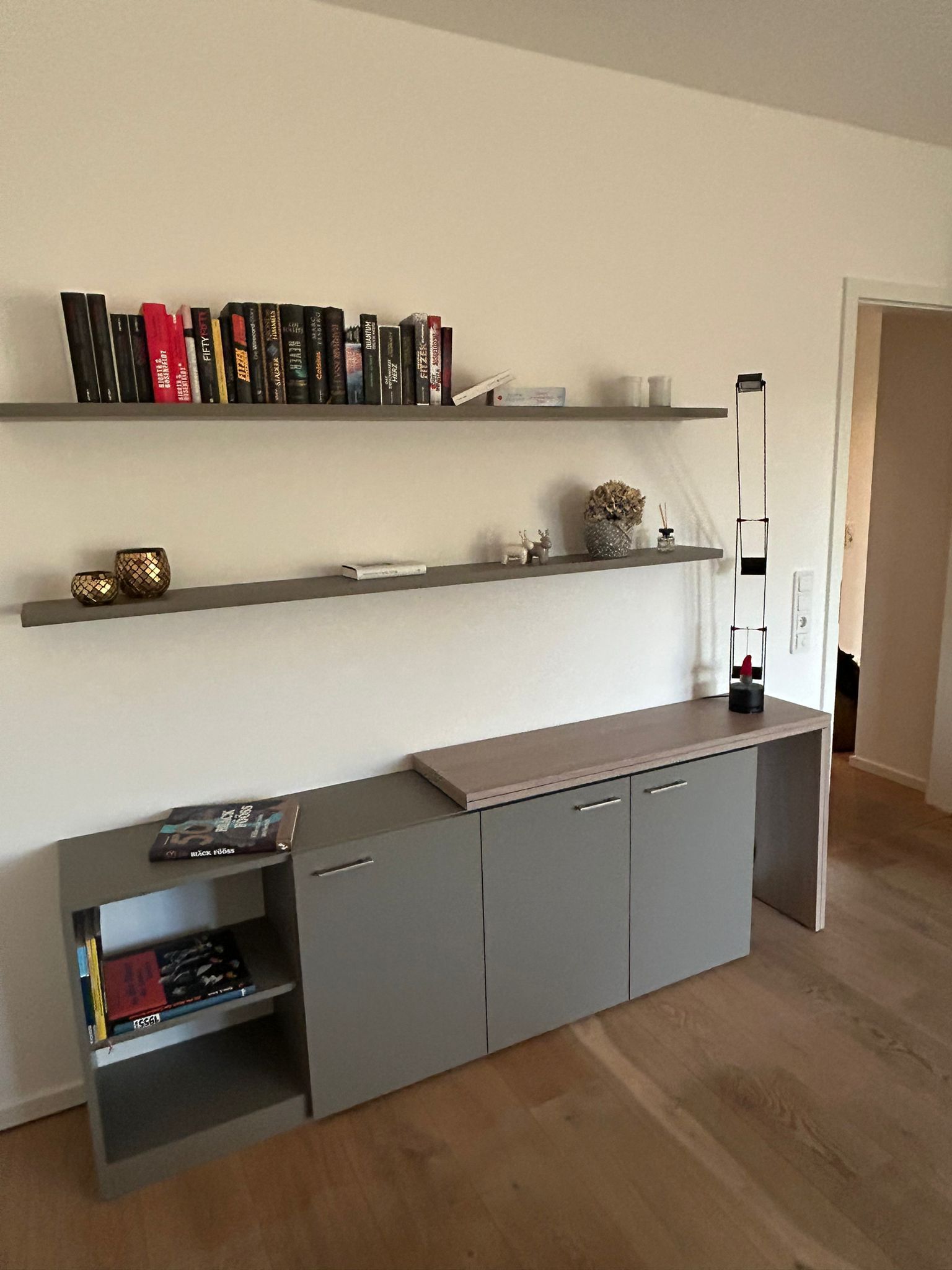 Ein Wohnzimmer mit einem Regal voller Bücher