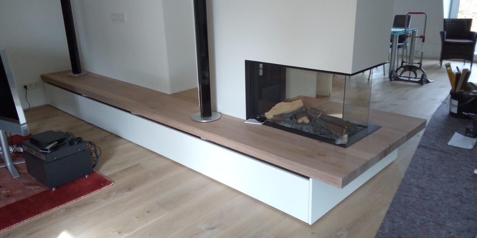 Ein Wohnzimmer mit Kamin und Holzböden